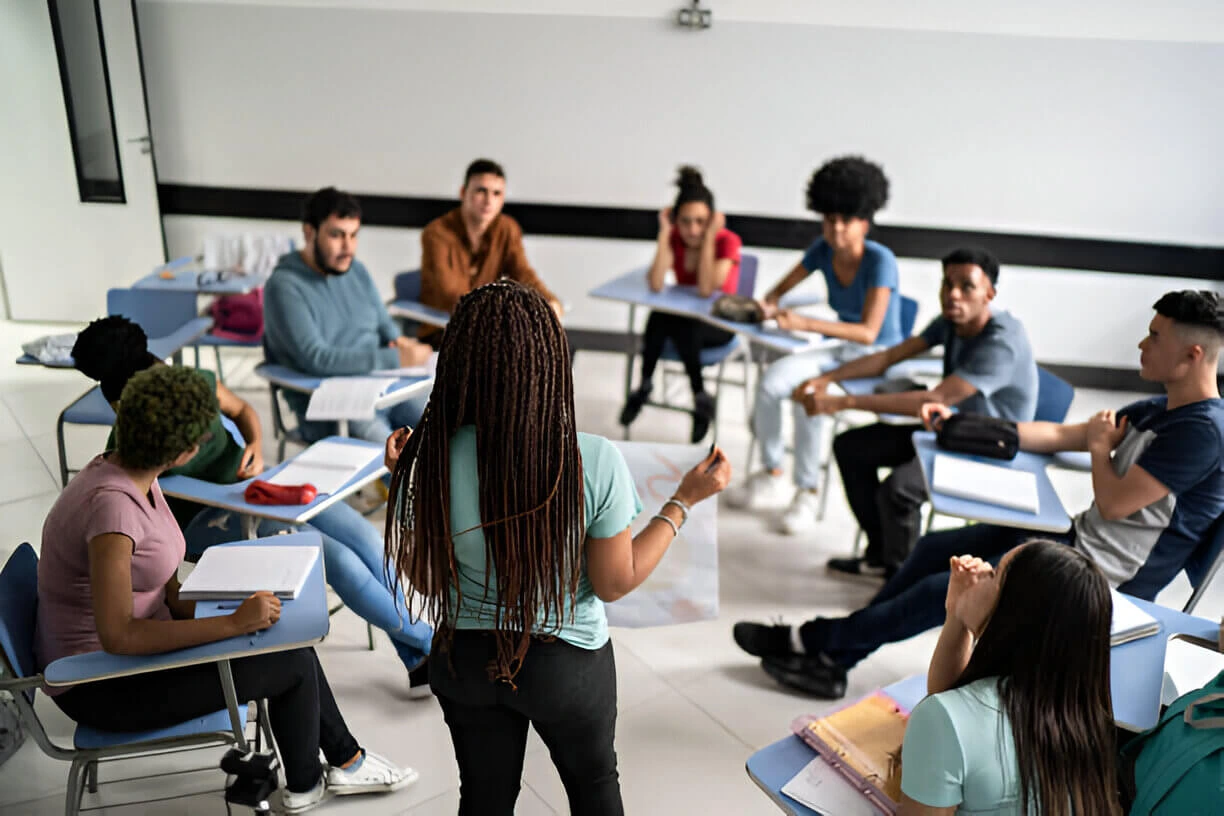 Estudo em grupo no pré-vestibular: por que a colaboração supera a competição?